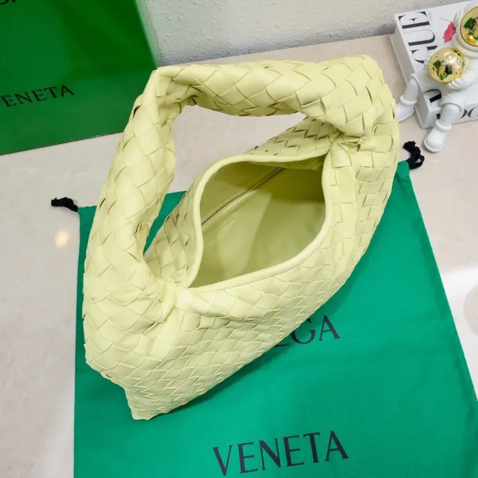 Batch 1860 #Bv new small HOP bag, the bag body and handles are made of a whole piece of woven leather. The bag body is soft and lazy. Hop symbolizes the praise of innovation and eternal craftsmanship [love]. The pyramid silhouette combines practicality and fashion. It is modern and casual. The double-sided closure design of the bag mouth is more convenient and safe! The cowhide texture also makes the bag more wear-resistant and durable. A must-have for fashionable ladies who like minimalism yet comfortable and casual! Size: 41x20.5x7.5, Model: 3966#